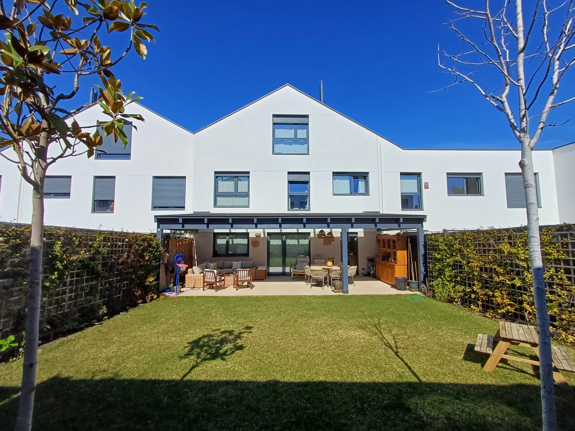 Fachada trasera con jardín