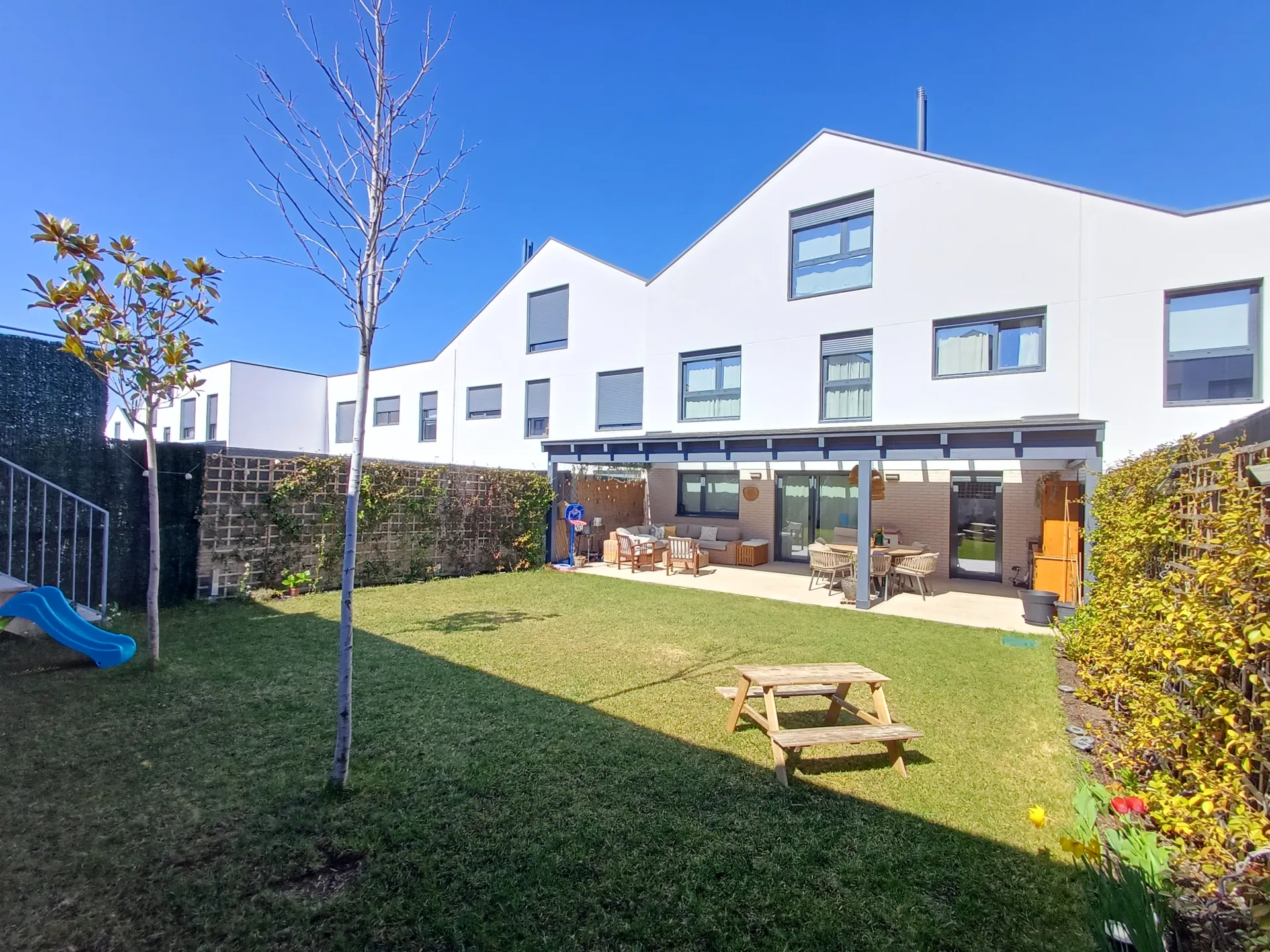 Fachada trasera con jardín