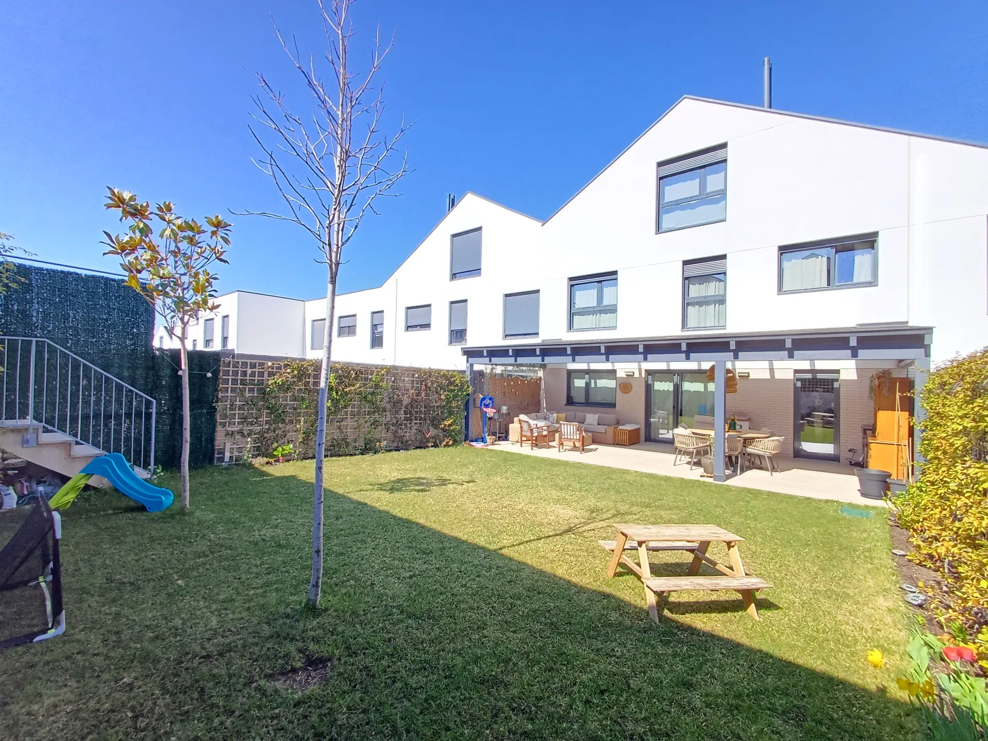 Fachada trasera con jardín