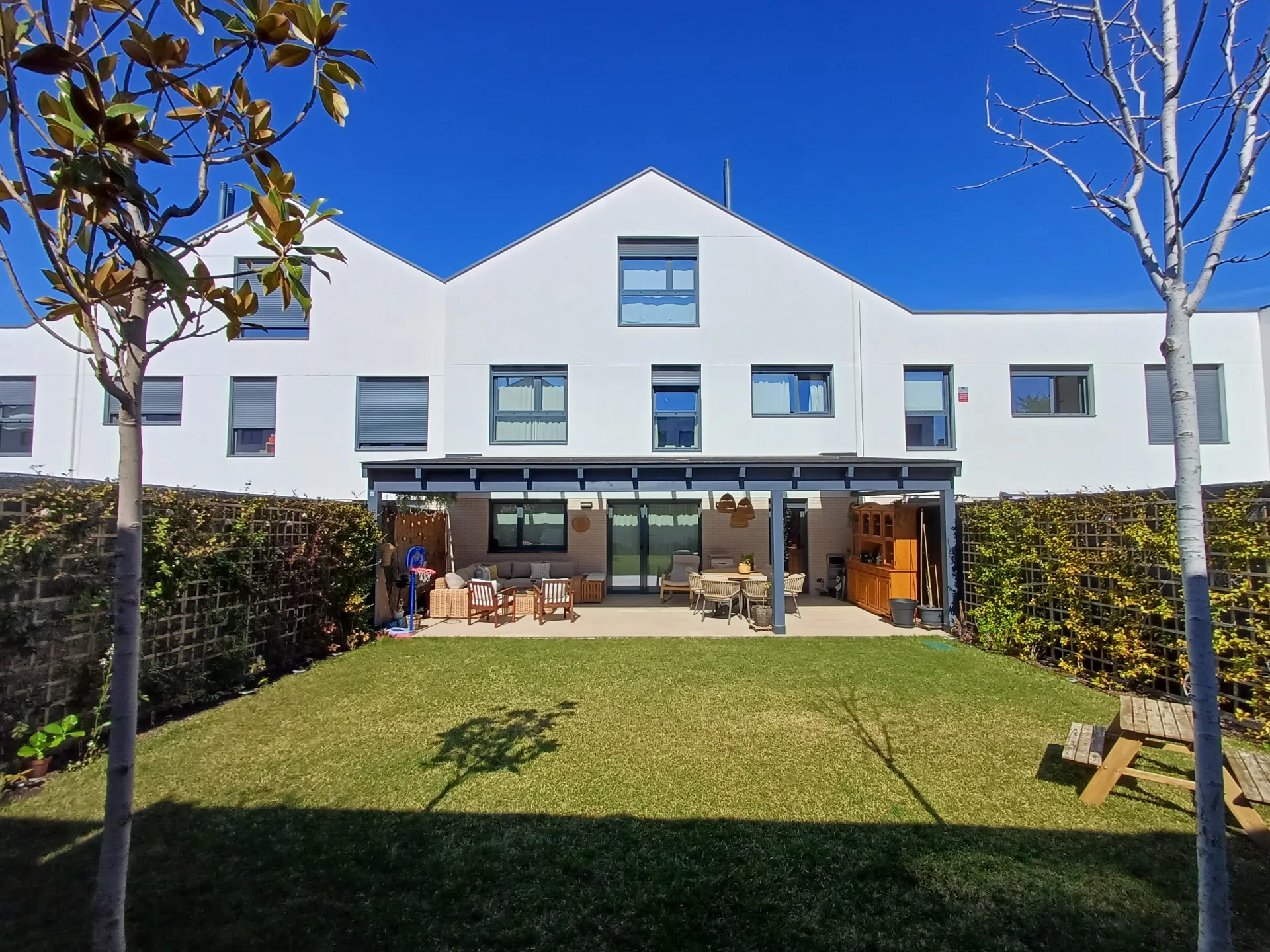 Fachada trasera con jardín