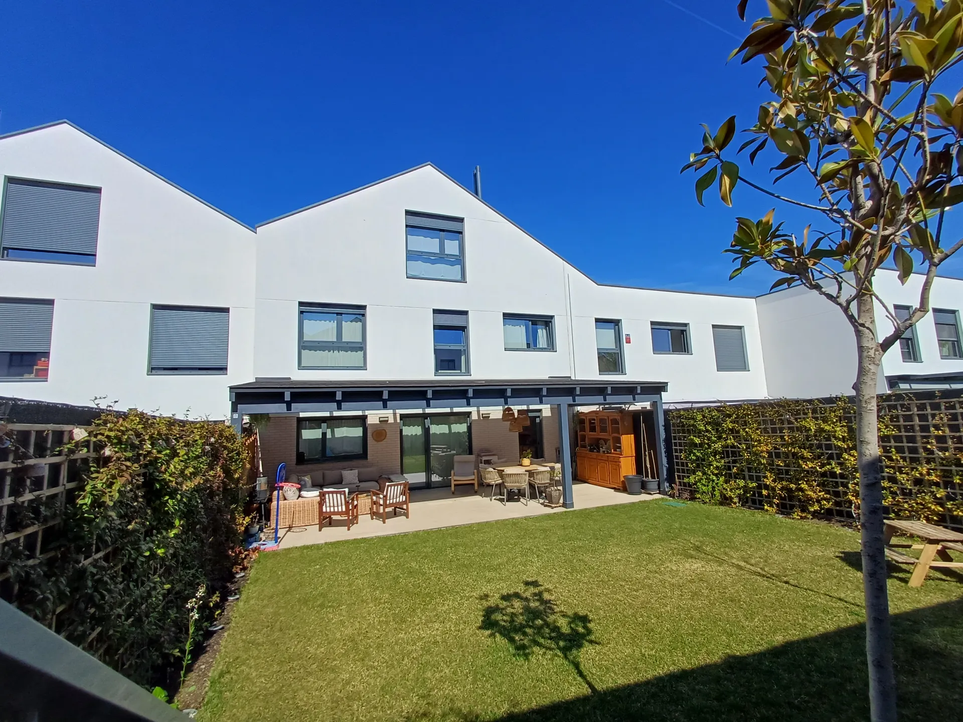 Fachada trasera con jardín