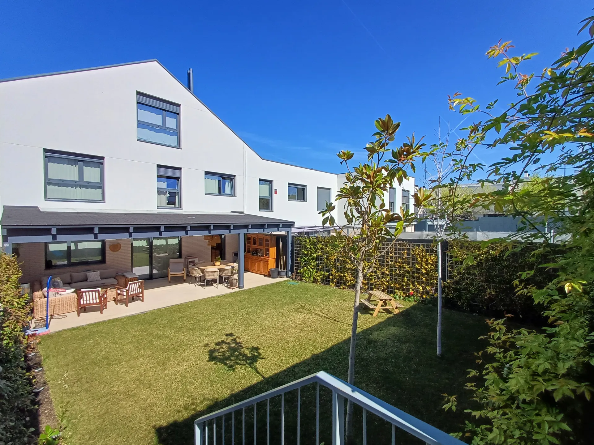 Fachada trasera con jardín