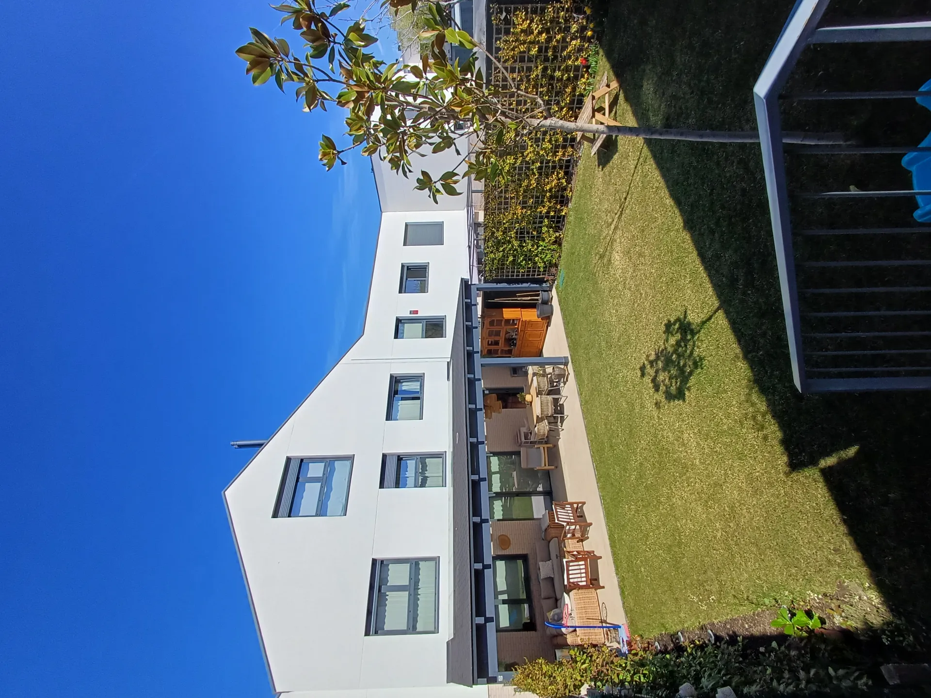 Fachada trasera con jardín