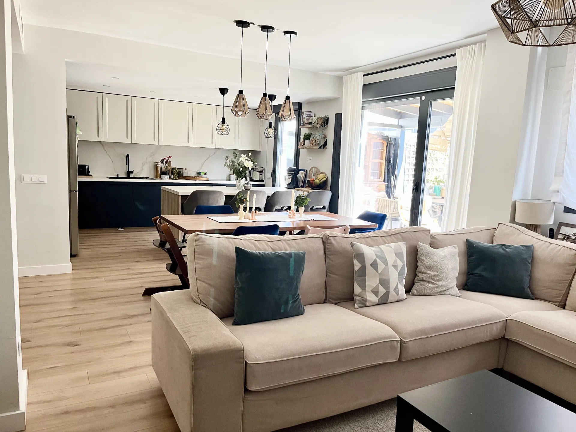 Salón-comedor con cocina abierta