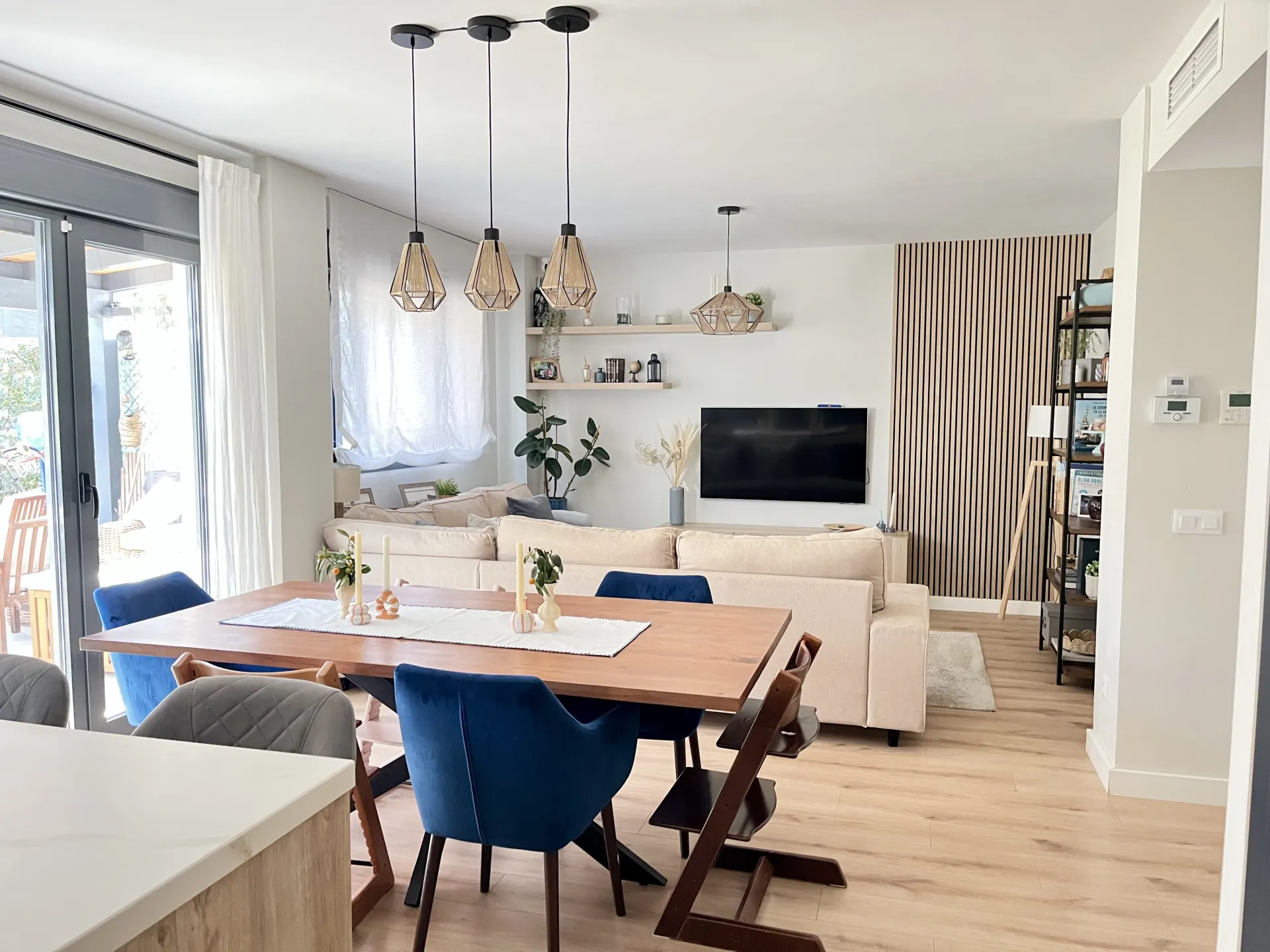 Salón-comedor con cocina abierta