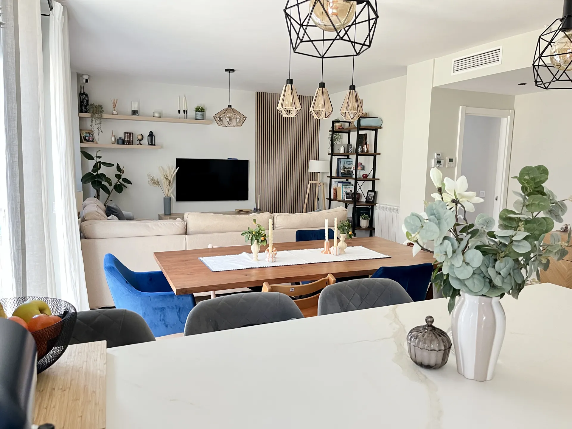 Salón-comedor con cocina abierta