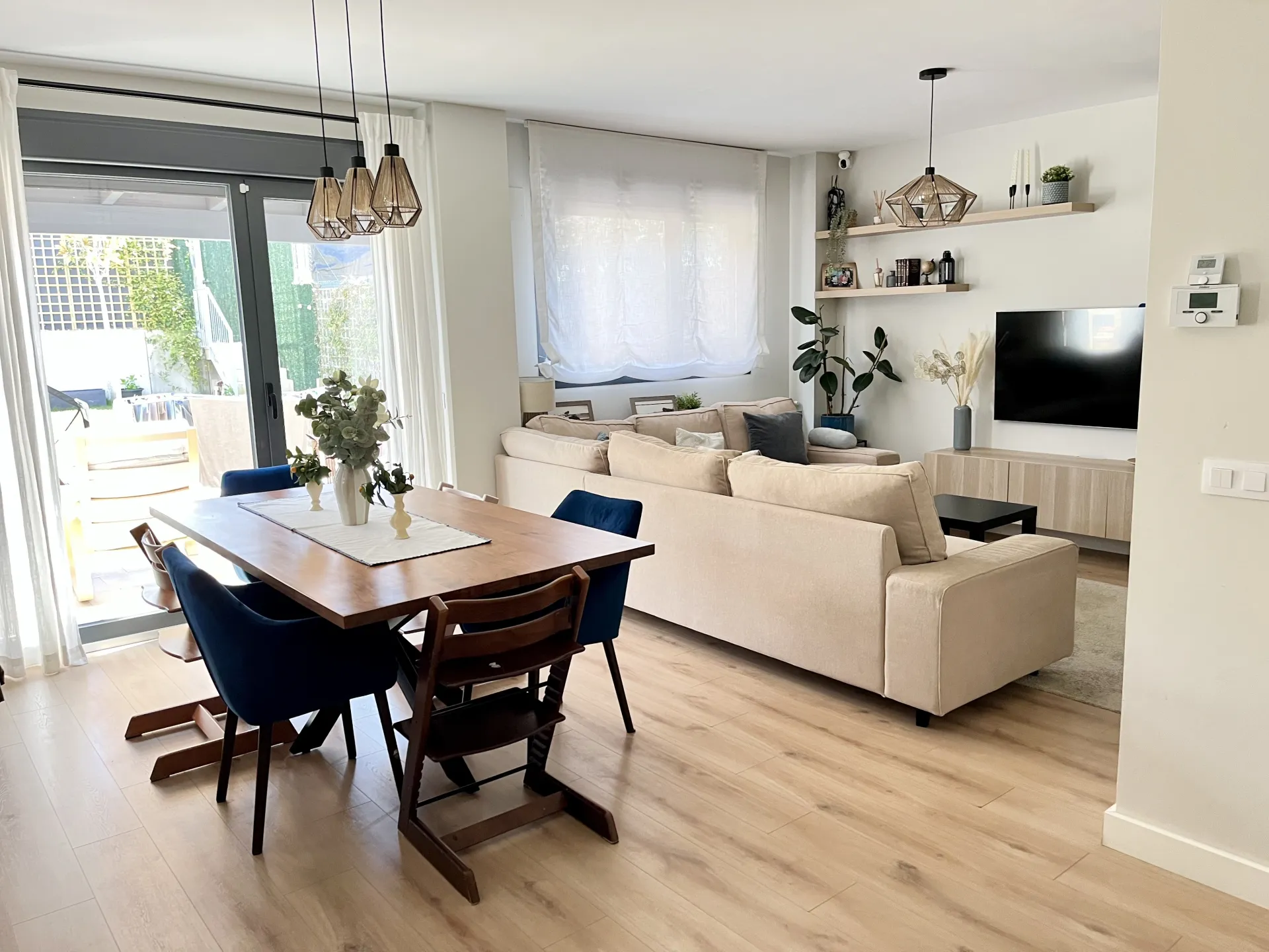 Salón-comedor con cocina abierta