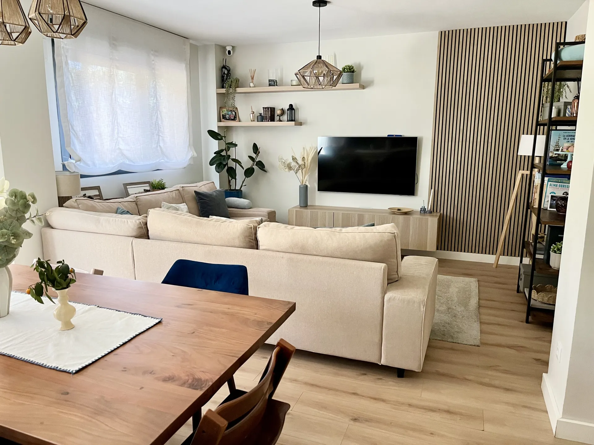 Salón-comedor con cocina abierta